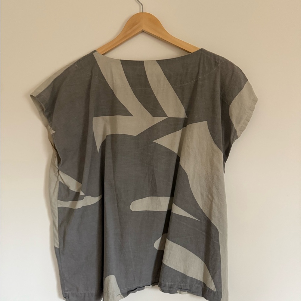 UZI NYC Top in Lightweight Cotton - Picture 2 of 5